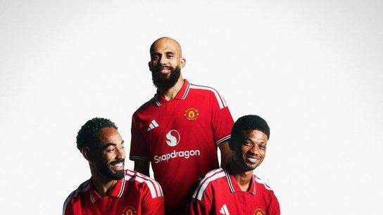 Jugadores del Manchester United luciendo la nueva camiseta titular de la próxima temporada.