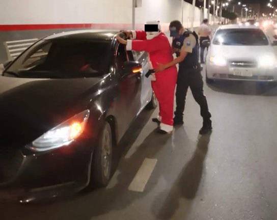 VIDEO: Papá Noel es revisado en Manta durante un operativo policial; también estaba el Grinch