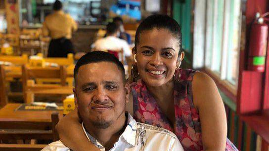 Los esposos Hugo Molina y Alexandra Arce en un restaurante.