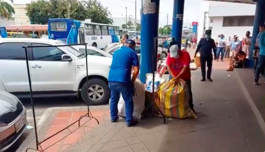 Desalojan y demuelen puestos de vendedores informales en ciudadela Martha de Roldós