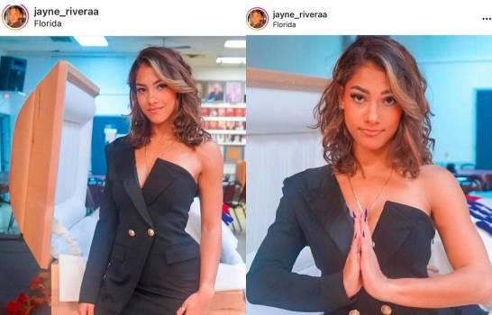 $!'Influencer' posa en actitud sexy frente al féretro de su padre e Instagram toma drástica decisión