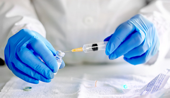 Las vacunas contra la COVID-19 no acabarán con la pandemia