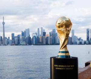 Trofeo al ganador del mundial con el fondo de una de sus sedes, Toronto, Canadá.
