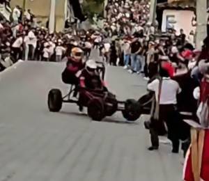 Accidente durante competencia de coches de madera.