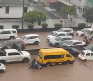 Calles de Guayaquil inundadas a causa de la fuerte lluvia.