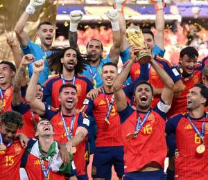 Jugadores de la selección de España celebrando junto al trofeo del Mundial 2026.