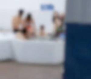 Un grupo de personas dentro de un jacuzzi en las instalaciones de la Asociación de Empleados de la Prefectura de Pichincha.