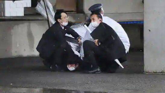 VIDEO: Primer ministro japonés, evacuado y a salvo tras explosión durante un acto