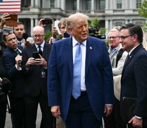 El presidente de los Estados Unidos, Donald Trump, llega para hablar con la prensa tras una reunión con ejecutivos del sector tecnológico sobre inteligencia artificial en la Casa Blanca, en Washington D. C., el 29 de septiembre de 2026.