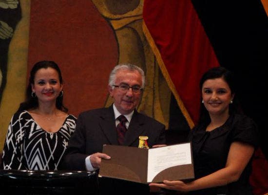 Asamblea Nacional condecora al compositor de &quot;A mi lindo Ecuador&quot;