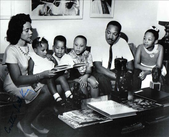 $!Coretta Y Martin, con la futura familia que formarían al casarse un año después. Foto: The King Center