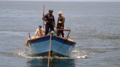 Armada de Per&uacute; detiene embarcaci&oacute;n ecuatoriana en puerto