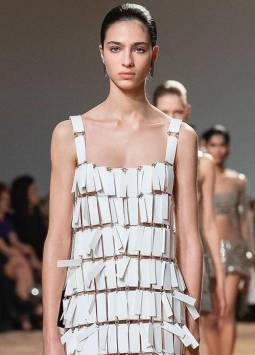 En el desfile de la colección de la firma Paco Rabanne, Otoño/Invierno 2023 se realizó un tributo al Modisto Rabanne, quien falleció a inicios de año, se mostraron algunos de sus icónicos vestidos.