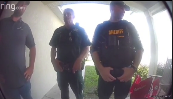 Un video de policías que se equivocan de casa en un desalojo se hace viral