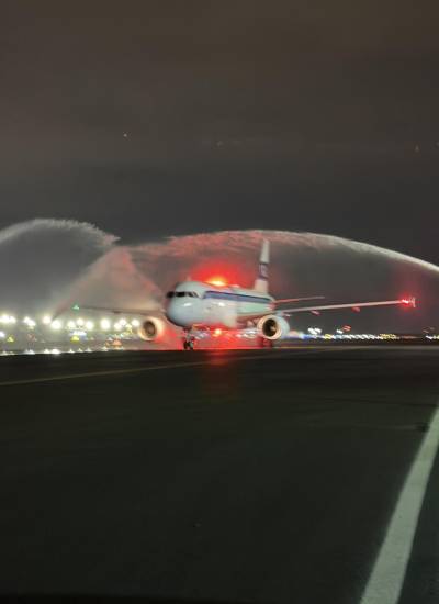 Fotografía que muestra el avión en el que llegó Messi junto al resto de la plantilla del Inter Miami.