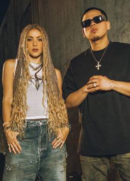 Shakira lanza su nuevo sencillo El jefe junto a Fuerza Regida, un pegajoso tema regional mexicano.