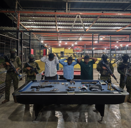 Tres sujetos quedaron detenidos durante el allanamiento.