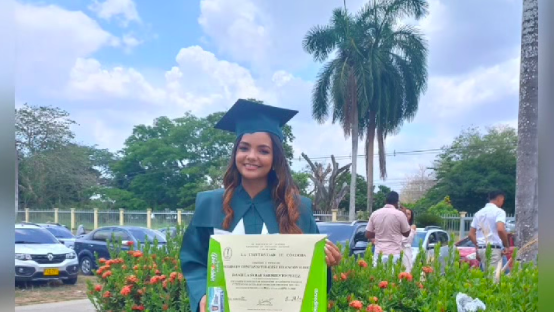 ¡Lo logró! Joven, que subía a un árbol para recibir clases virtuales, se graduó como licenciada en Colombia