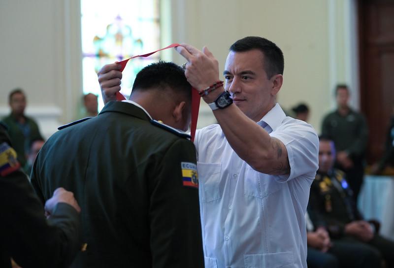 “Salvaron una vida”: Noboa condecora a policías que rescataron a un secuestrado tras persecución en Daule