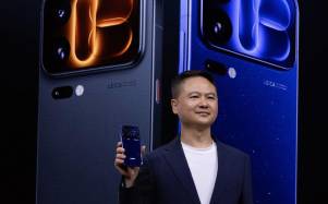 Imagen de la presentación del smartphone Xiaomi 18 Pro realizada en China por Adam Zeng, Vicepresidente Senior de Xiaomi Corporation.