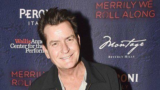 Vecina del actor Charlie Sheen lo ataca e intenta estrangularlo en su casa de Malibú