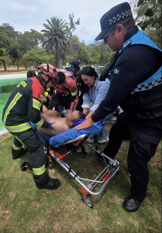$!Bomberos y personal del Municipio ayudaron al hombre.