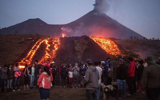 La lava del volcán que está por arrasar a dos comunidades enteras