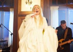 Composisión de imágenes de las cantantes Amaia Montero y Leire Martínez cantando junto a la banda La Oreja de Van Gogh.