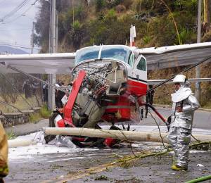 Organismos de socorro ejecutan acciones ante un accidente de avioneta en Cuenca.