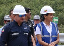 La ministra de Ambiente y Energía, Inés Manzano, recorre las cercanías del río Coca.