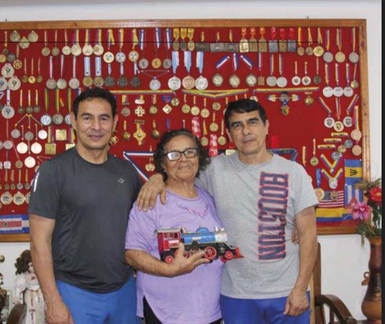 $!de Gustavo Llerena continúa con sus hijos José (izq.) y Gustavo (der.). Ellos junto asu madre Elsa Torres, guardan medallas y trofeos alcanzados por la familia durante 70 años.