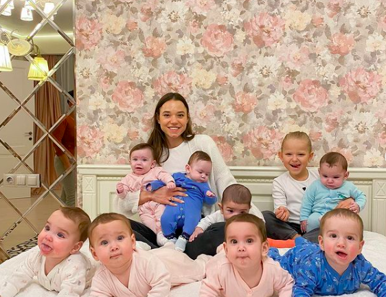 Pareja de multimillonarios aspira a tener 100 hijos mediante vientres de alquiler