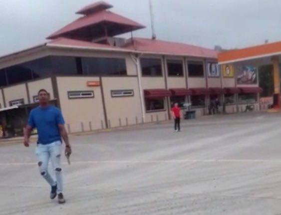 Hombres armados amenazaron a venezolanos en una gasolinera cercana a Naranjal