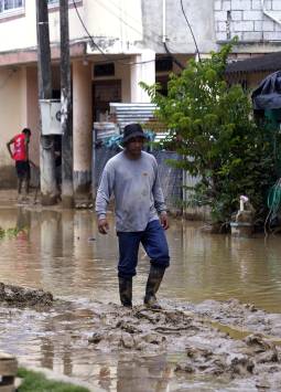 Personas afectadas por inundaciones en Ecuador.