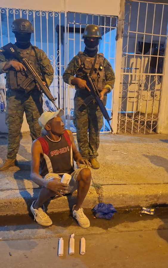 $!Uno de los aprehendidos en Guayaquil que tenía explosivos artesanales.