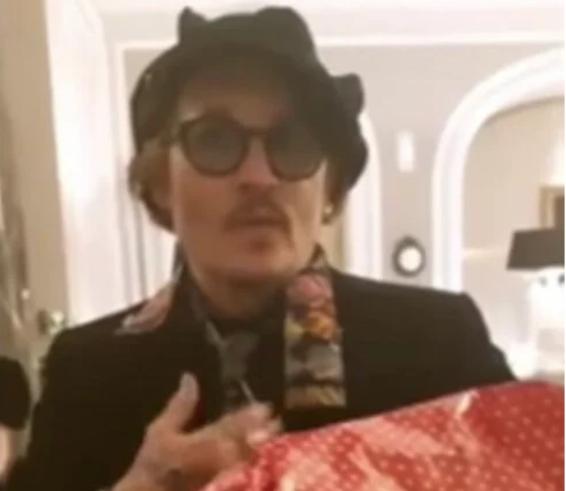 $!“El gesto más pequeño significa todo”: Johnny Depp se conmovió con el obsequio de sus fanáticos