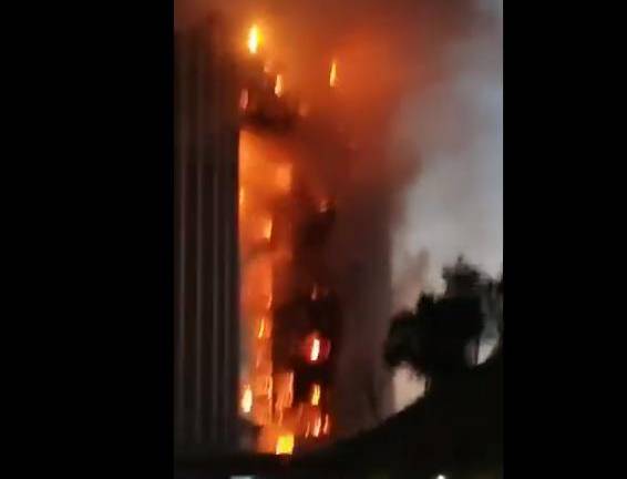 Video: gran incendio en China consume un rascacielos residencial