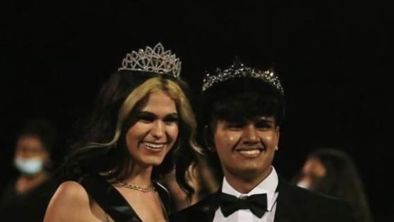 $!Joven trans se corona como reina del baile en su escuela