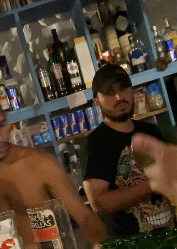 $!Fotografía de Cáceres, aparentemente trabajando como bartender en la localidad playera de Palomino, compartida por el presidente Lasso la noche de su detención.
