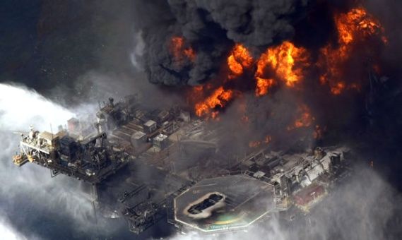 Reportan incendio en plataforma de petróleo en Golfo de México
