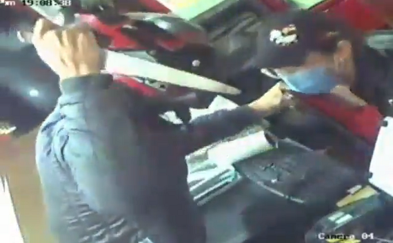 Video registró robo con cuchillo a local de venta de comida en el norte de Quito