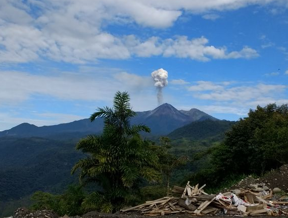 El volcán Reventador mantiene actividad alta y continua