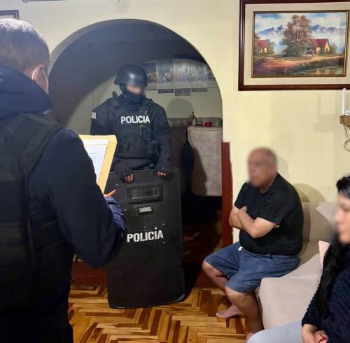 Fotografía que muestra a dos de los sospechosos tras un allanamiento a una vivienda.