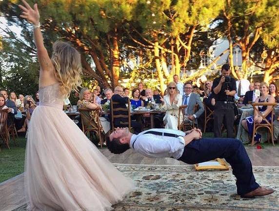 Mago sorprende en su matrimonio con truco de levitación