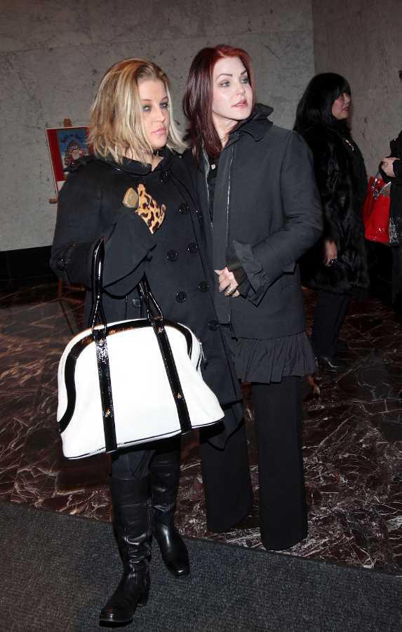 $!Las memorias que Lisa Marie Presley comenzó antes de su muerte revelan su lucha por encontrar valor en su propia historia más allá del apellido Presley.