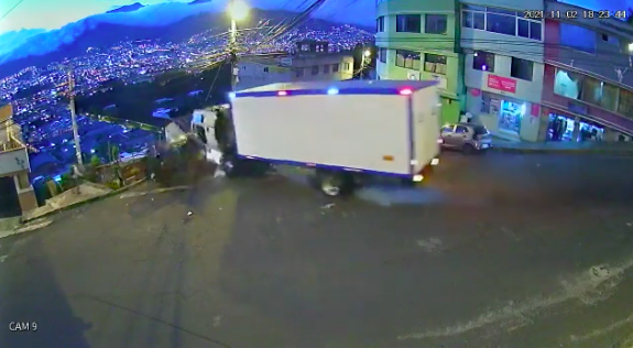 Hombre se salva del impacto de un camión que perdió los frenos en Quito