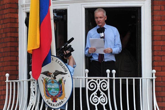 Justicia sueca mantiene orden de arresto contra Assange
