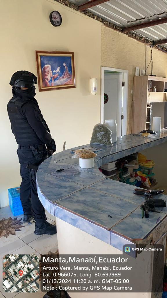 $!Casa de alias Fito fue allanada por militares y policías: así se ejecutó el operativo en Manta