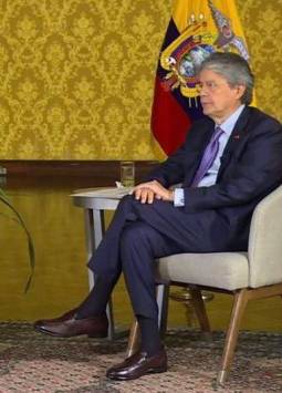 La periodista Ana María Cañizares, corresponsal de CNN, durante su entrevista al presidente ecuatoriano Guillermo Lasso.