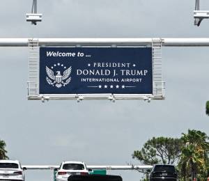 Se observa un nuevo letrero de bienvenida con la inscripción Donald J. Trump International Airport en la rampa de acceso principal del aeropuerto en West Palm Beach, Florida, el 9 de julio de 2026.